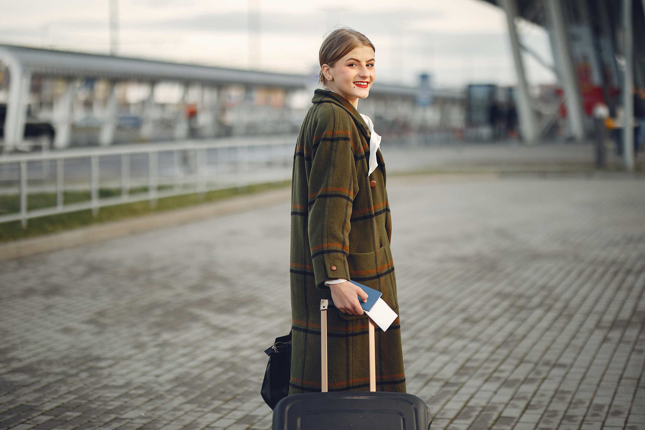 étudiante avec une valise