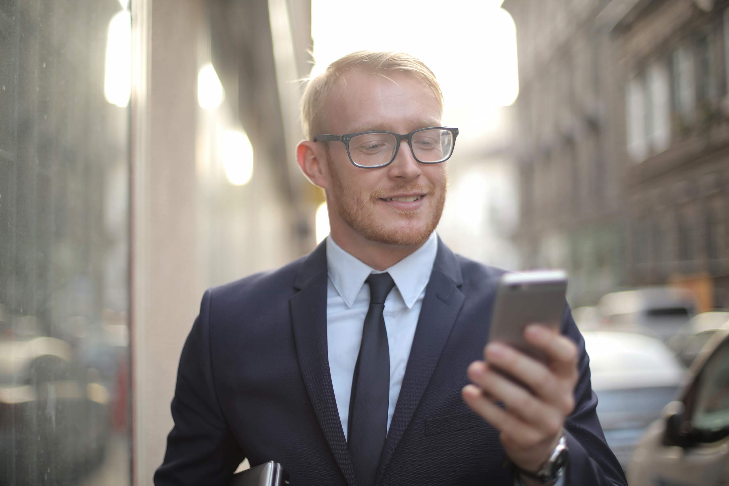 cadre avec son téléphone