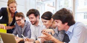 équipe en réunion devant ordinateur projet digital