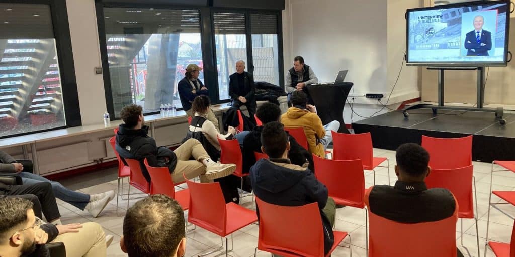 étudiants de l'IES Business School assistent à une conférence au stade de l'équipe de football QRM