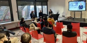 étudiants de l'IES Business School assistent à une conférence au stade de l'équipe de football QRM