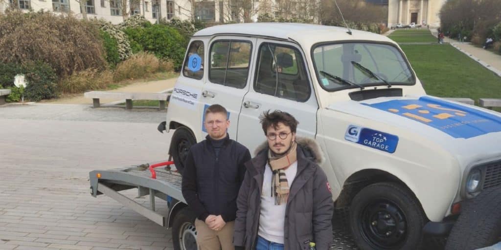deux étudiants devant l'IES Business School avec leur voiture pour participer au 4L Trophy