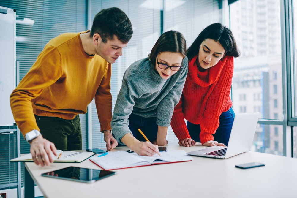 Groupe d'étudiants collaborant sur un projet du mastère marketing communication digitale