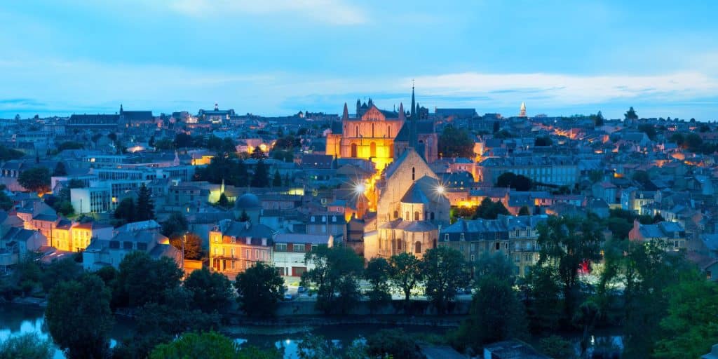 vue panoramique de la ville de Poitiers de nuit