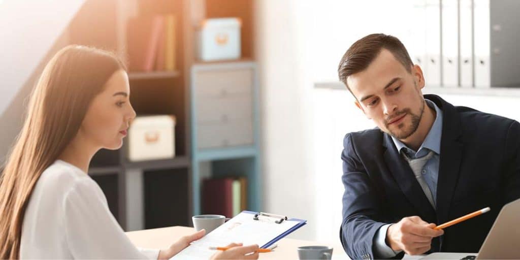 entretien rh en entreprise entre une jeune femme et un jeune homme