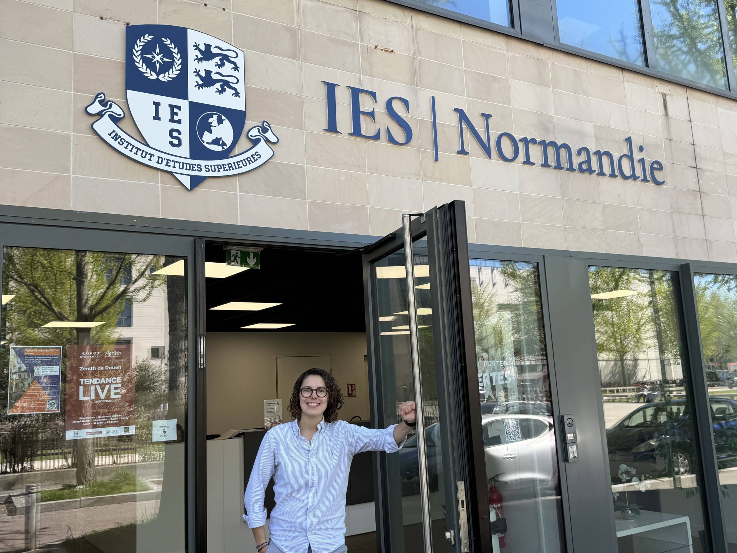 Étudiante qui tient la porte d'entrée de son école